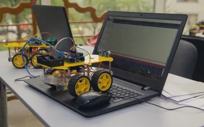 Kit models and laptops on the table on robotics. Education